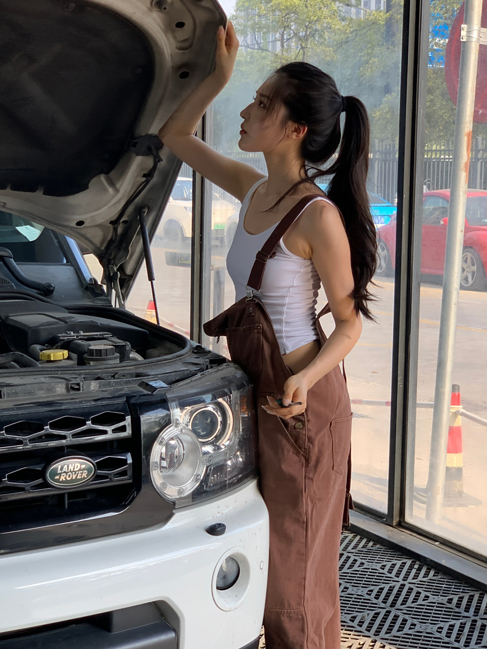 有了马尾女神修车工,店不火都不行!