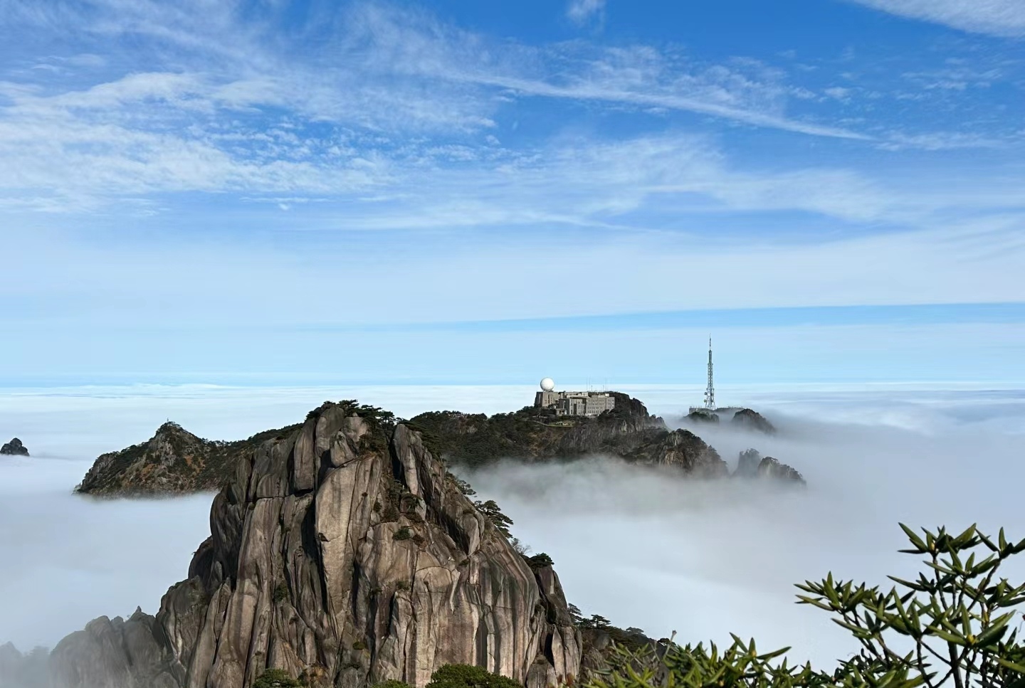 云雾弥漫之中,山峰层峦叠嶂,宛如翡翠雕刻而成