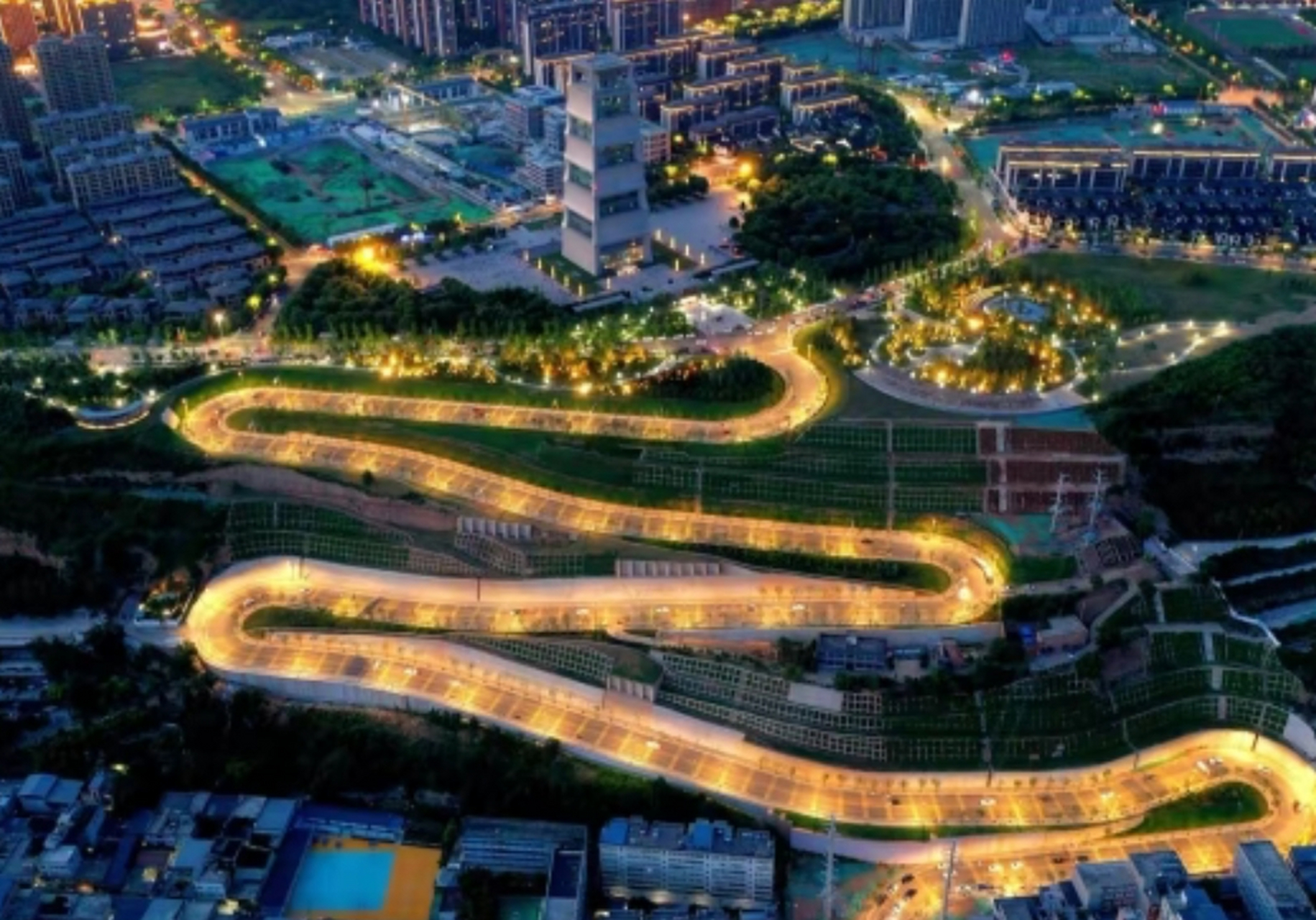 夜色中的航天下塬路