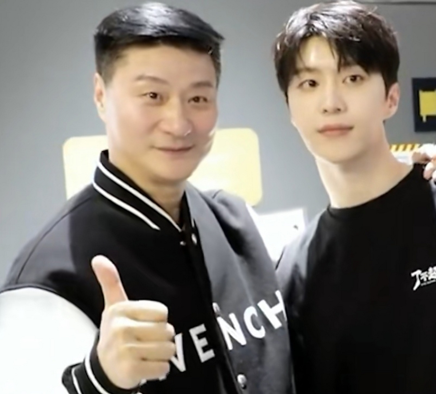 范丞丞和他爸爸站一起像是兄弟两人,范丞丞爸爸完全看不出来已经七十