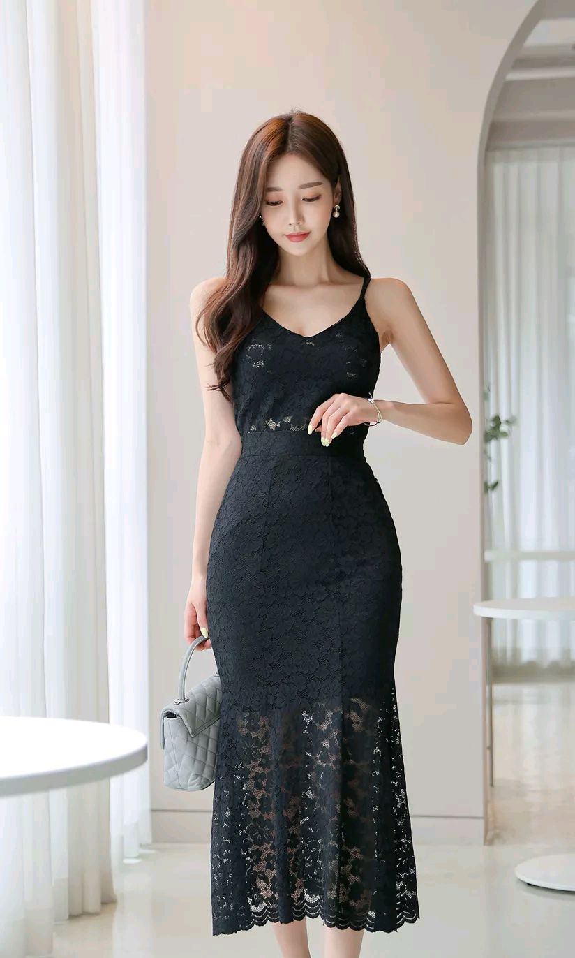韩国女神孙允珠:黑斯廷暗夜人鱼蕾丝镂空吊带裙,性感迷人