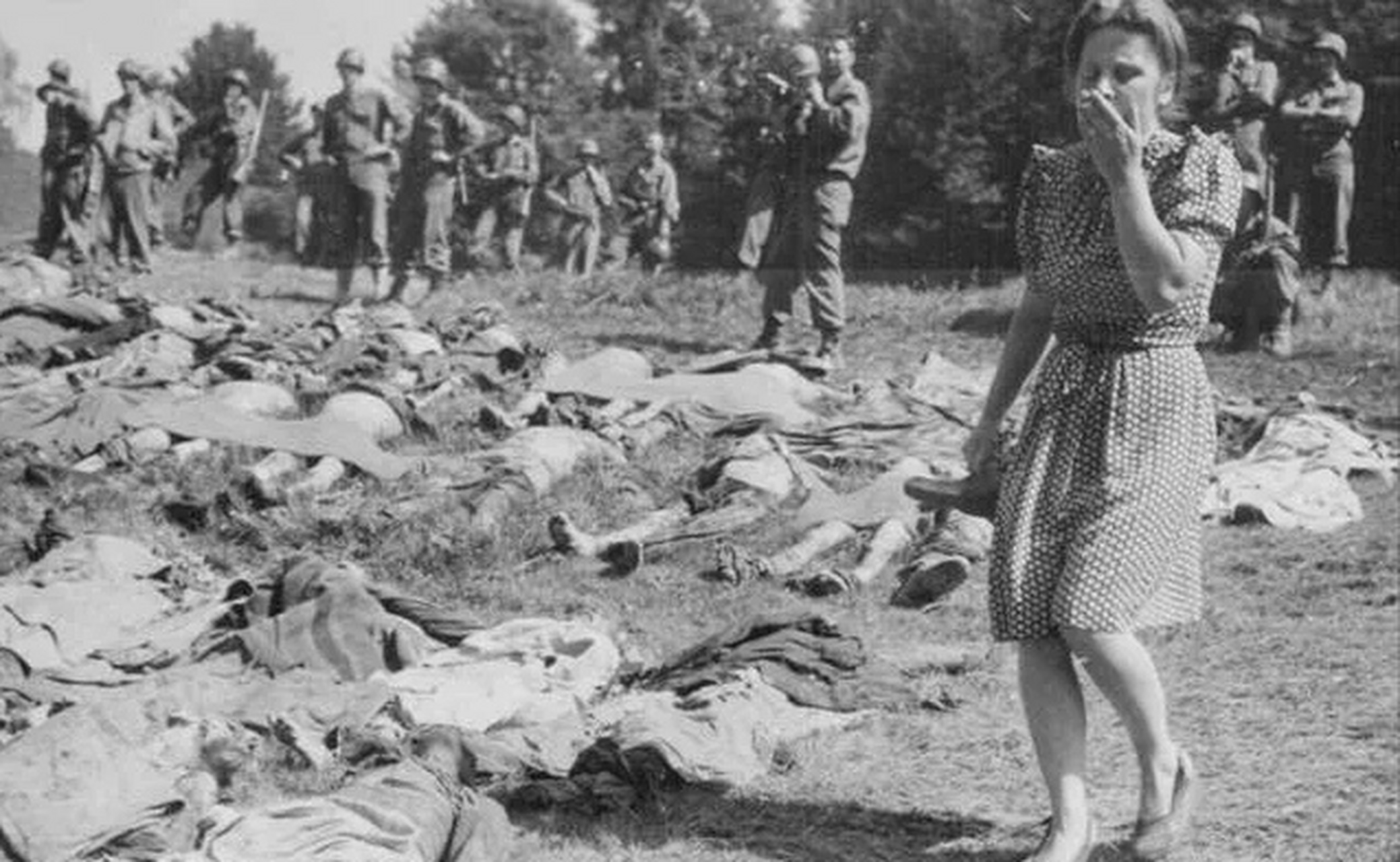 这些都是俄乌战场的真实照片,战死后的女兵衣不蔽体,被装甲车碾成肉饼