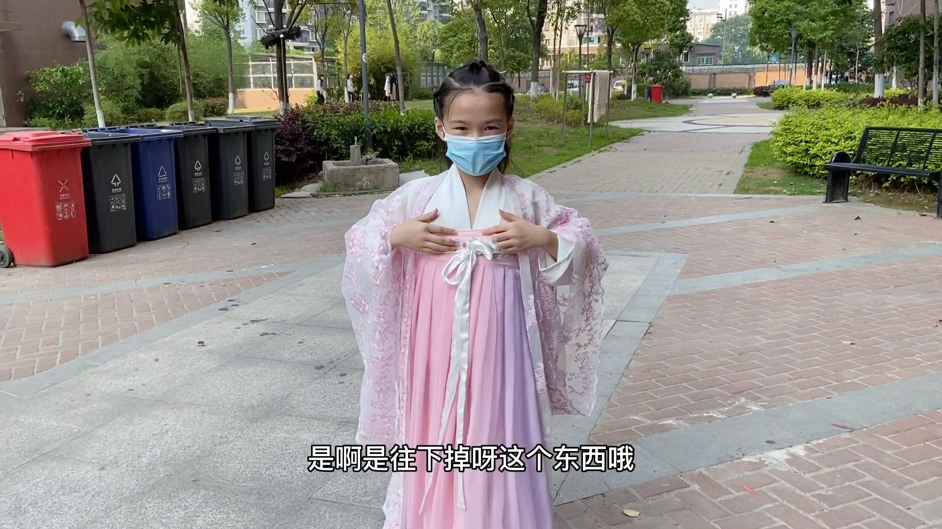 [图]小娜子臭美穿着新汉服出去溜达，结果衣服总往下掉，怎么回事呢？