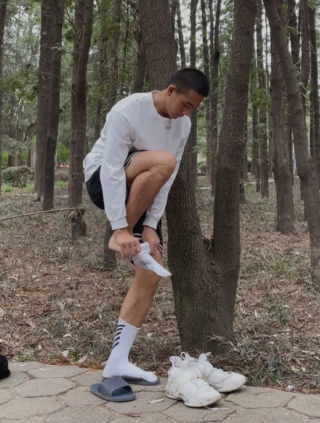 抓拍体育生在宿舍秀腹肌的私照,有点上头哦