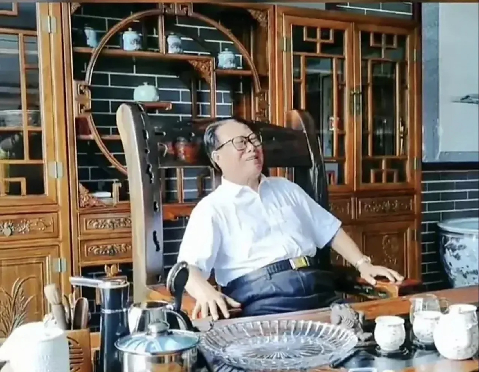 由于目前关于他的影视剧还不是很多,卯秋民只在几部话剧里表演过他