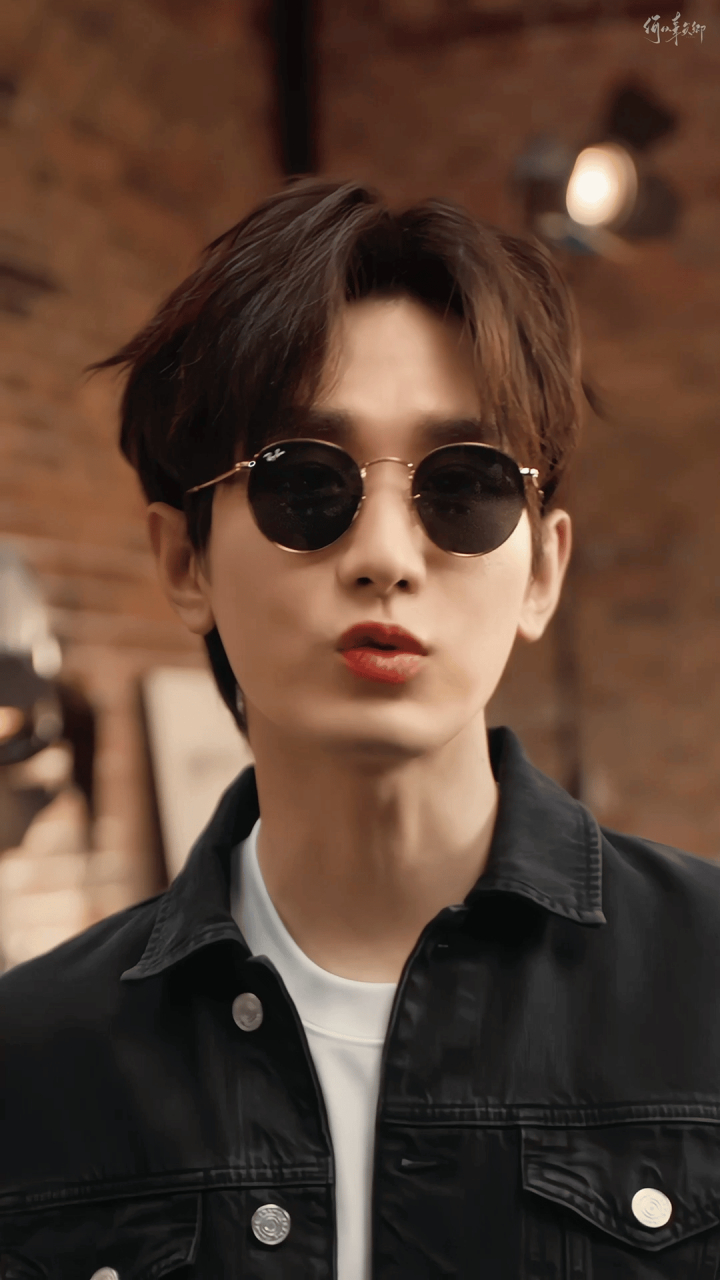 成毅雷朋中国品牌代言人,那么漂亮就算了,他还扭来扭去~受不了啦