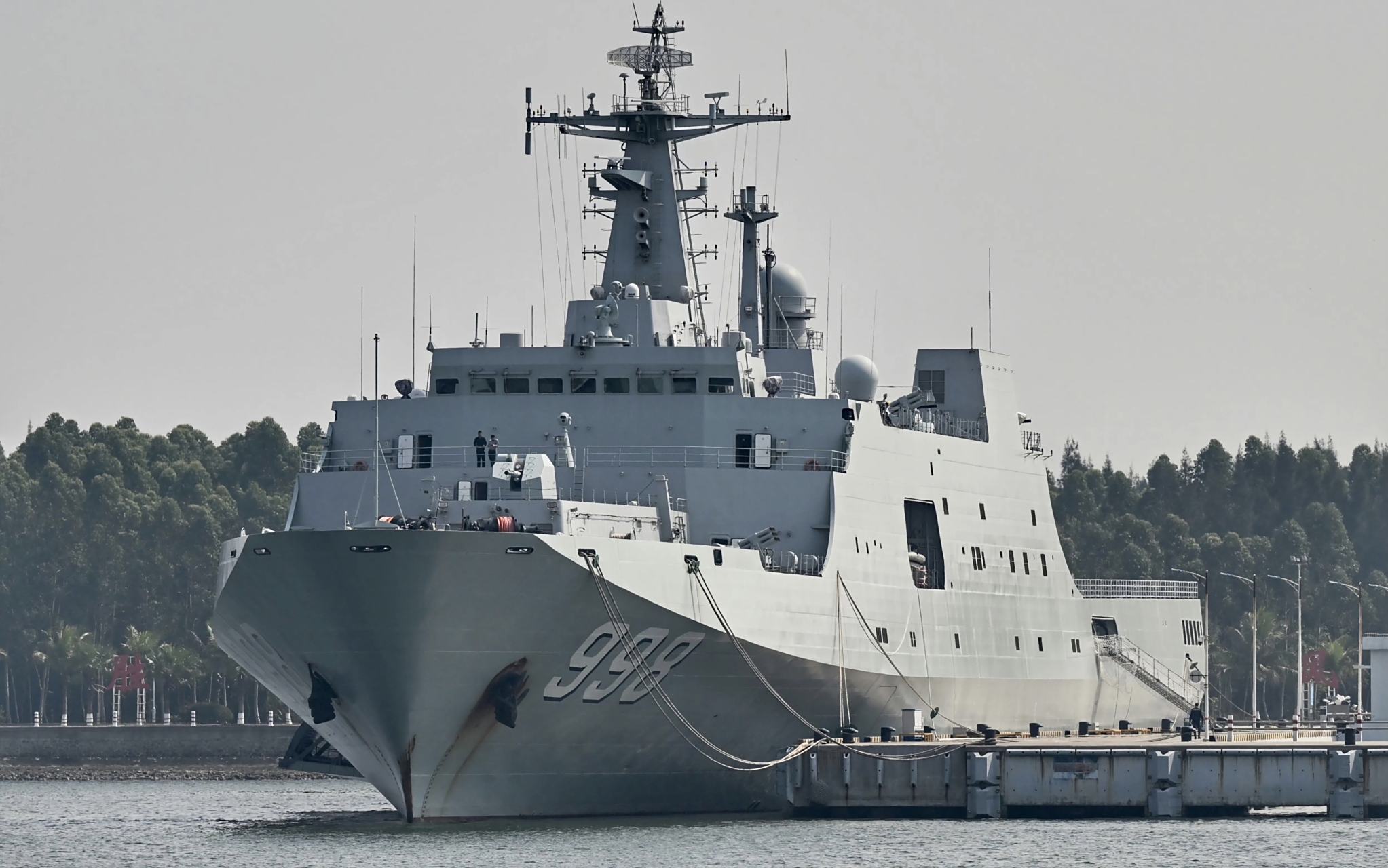 中国9899海军998昆仑山舰 071型综合登陆舰 该型共建造了8艘,该舰