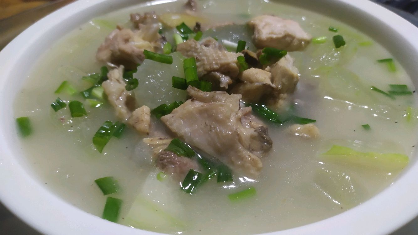 家常做法冬瓜炖鸡块汤鲜味美营养丰富