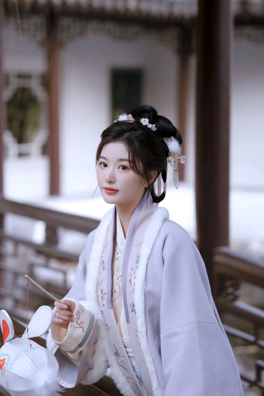 明星穿搭# #古典国风美人# #孔雪儿# 孔雪儿紫色汉服造型,温柔娴静