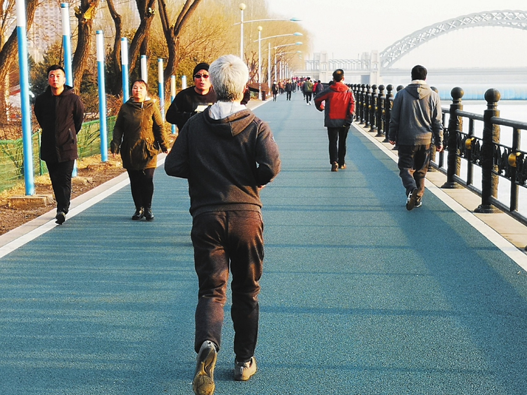 早上起来,去故里附近锻炼身体,正在努力走路的时候,突然听到一声嘶吼