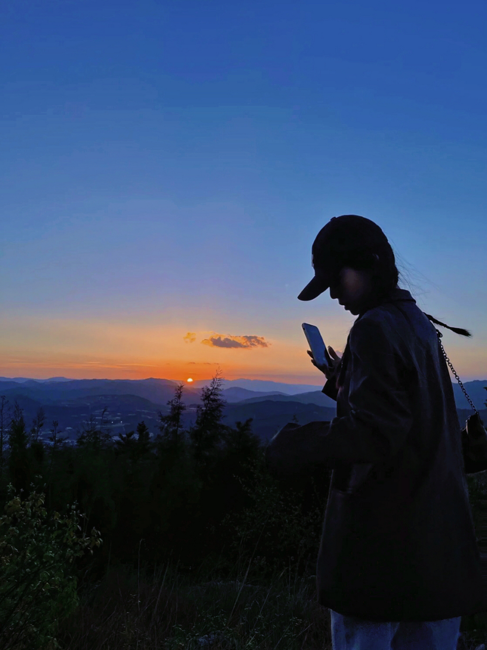 "曾经那个傲气,从不低头的女孩,最终变成了一个沉默不语的人,没有很