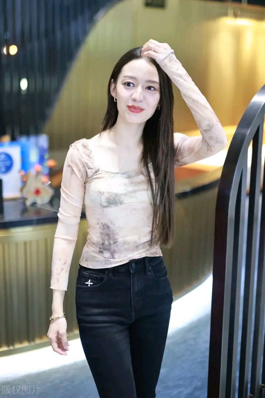 她这次搭配的非常漂亮,看上去很有时尚健美气质  吉娜爱丽丝上身穿了