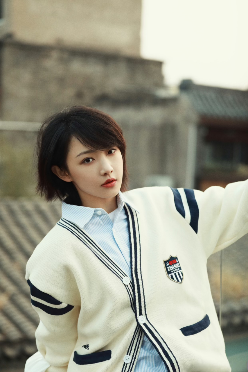 吴佳怡短发也很美