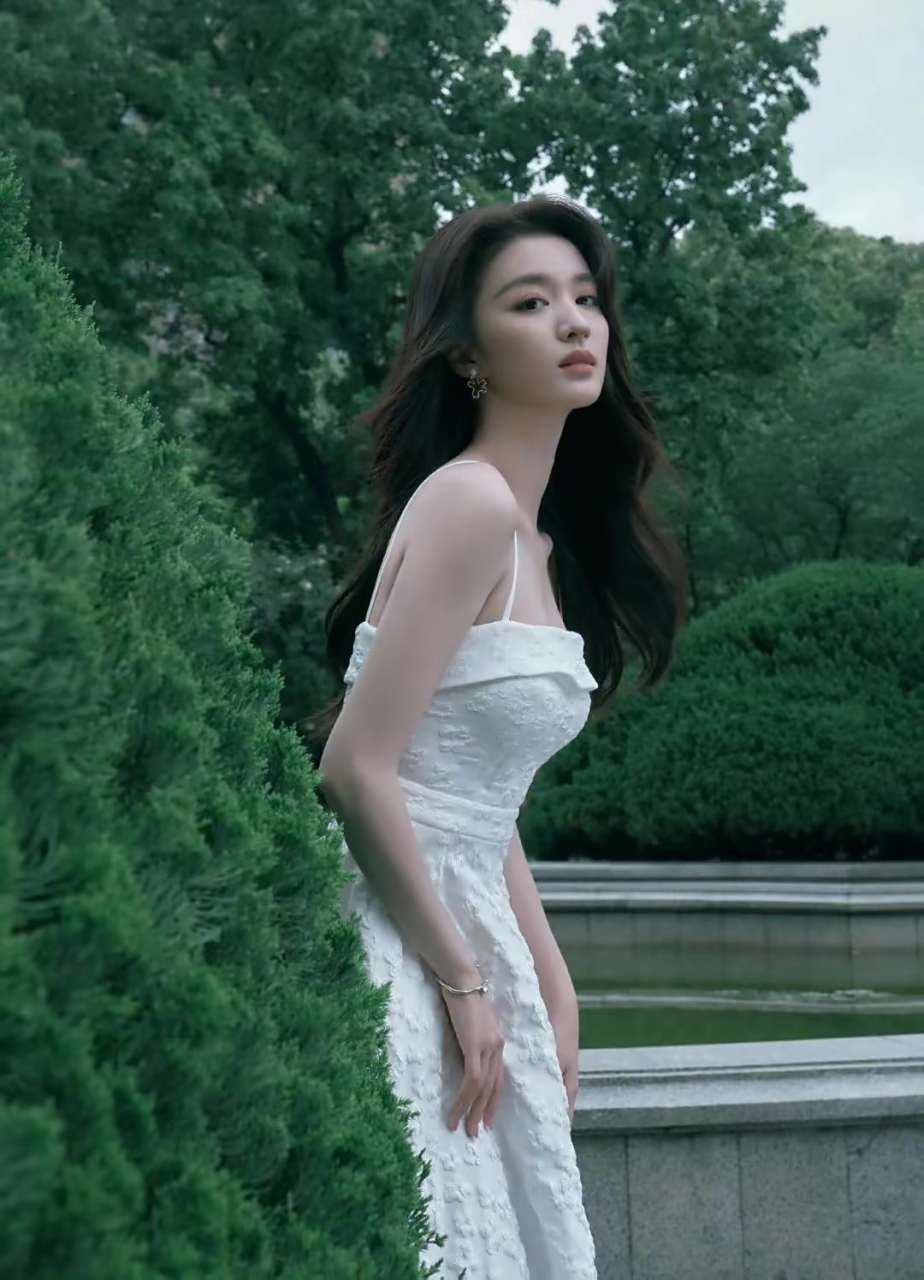 女星王楚然一袭白色抹胸长裙,展露少女的纯真美感  近日,人气女星