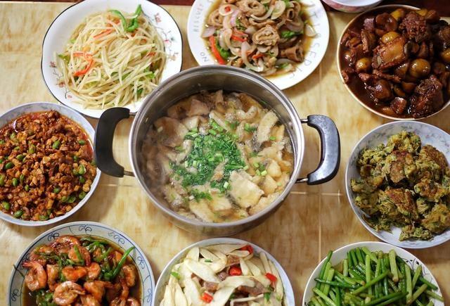 安徽8口之家的晚餐,全是本地家常菜,一看就是正宗的皖南人