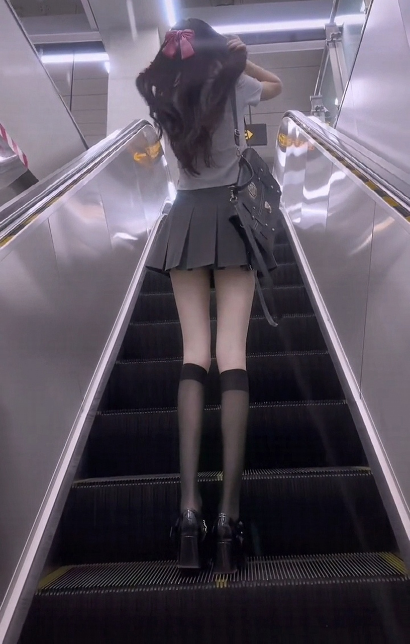 像小姐姐这样逆天的大长腿,在现实中应该很少见吧!