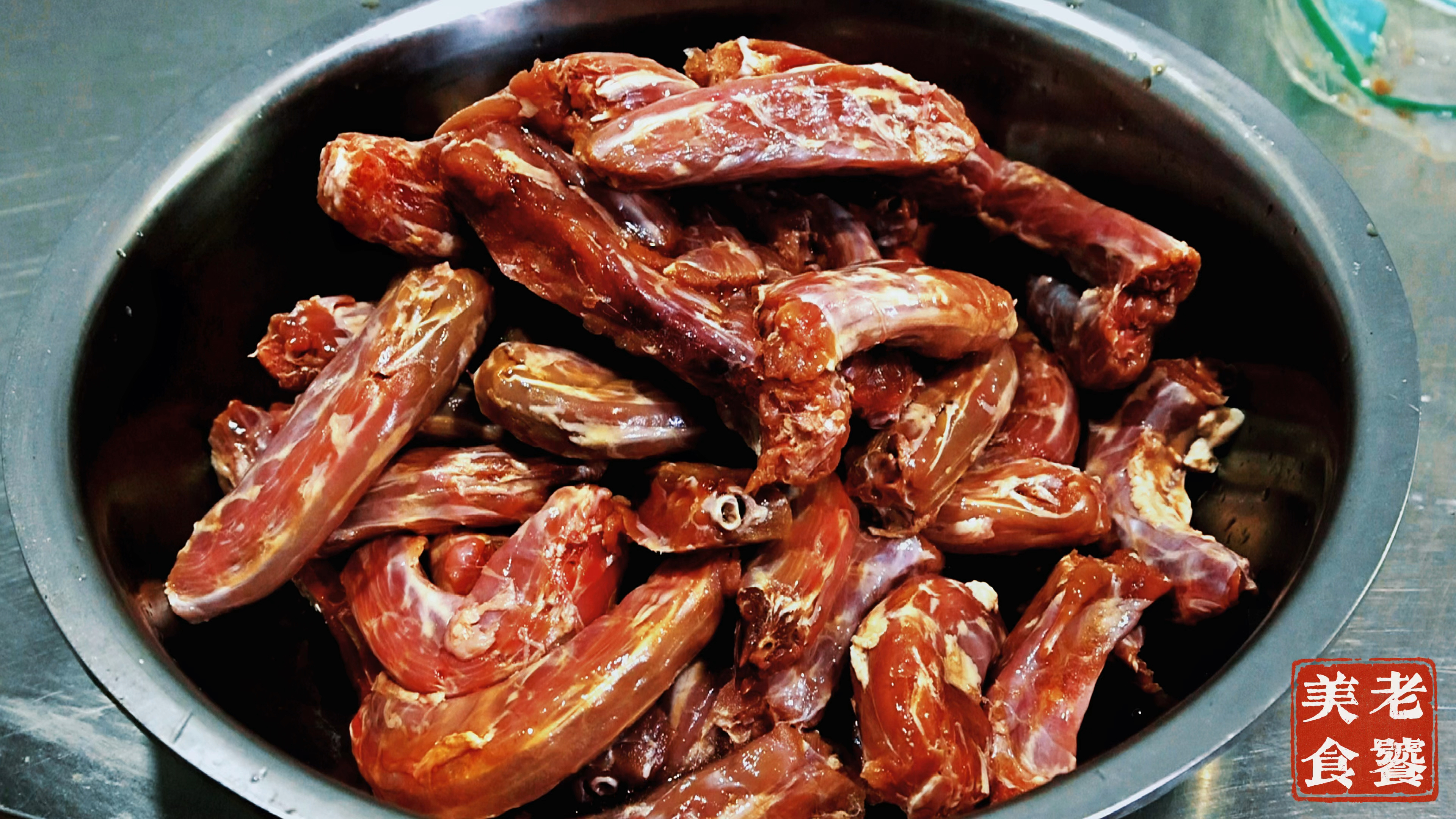 麻辣鸭脖的家常做法,麻辣鲜香,肉质紧实,比店里买的还好吃