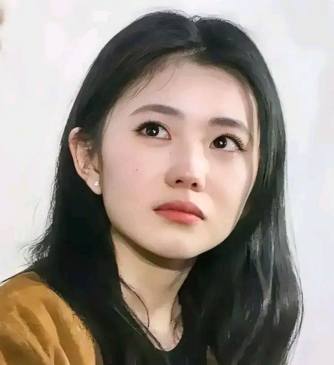 这小美女是受了什么委屈呀,眼泪儿含在眼眶中,委屈的看着边上的人