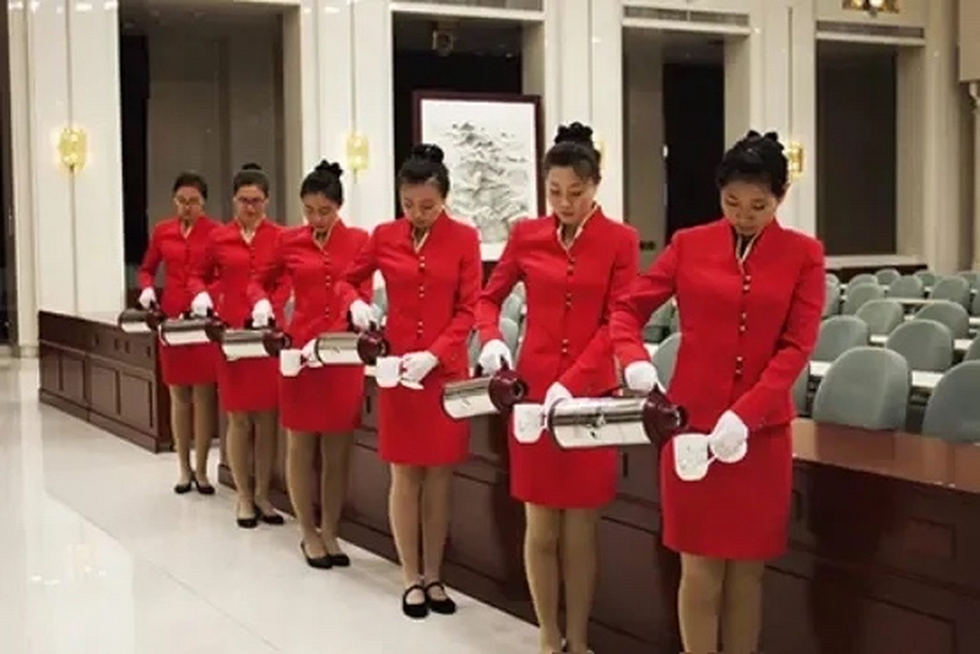 最近,一张给领导倒茶的图片非常火,引来网友热议.