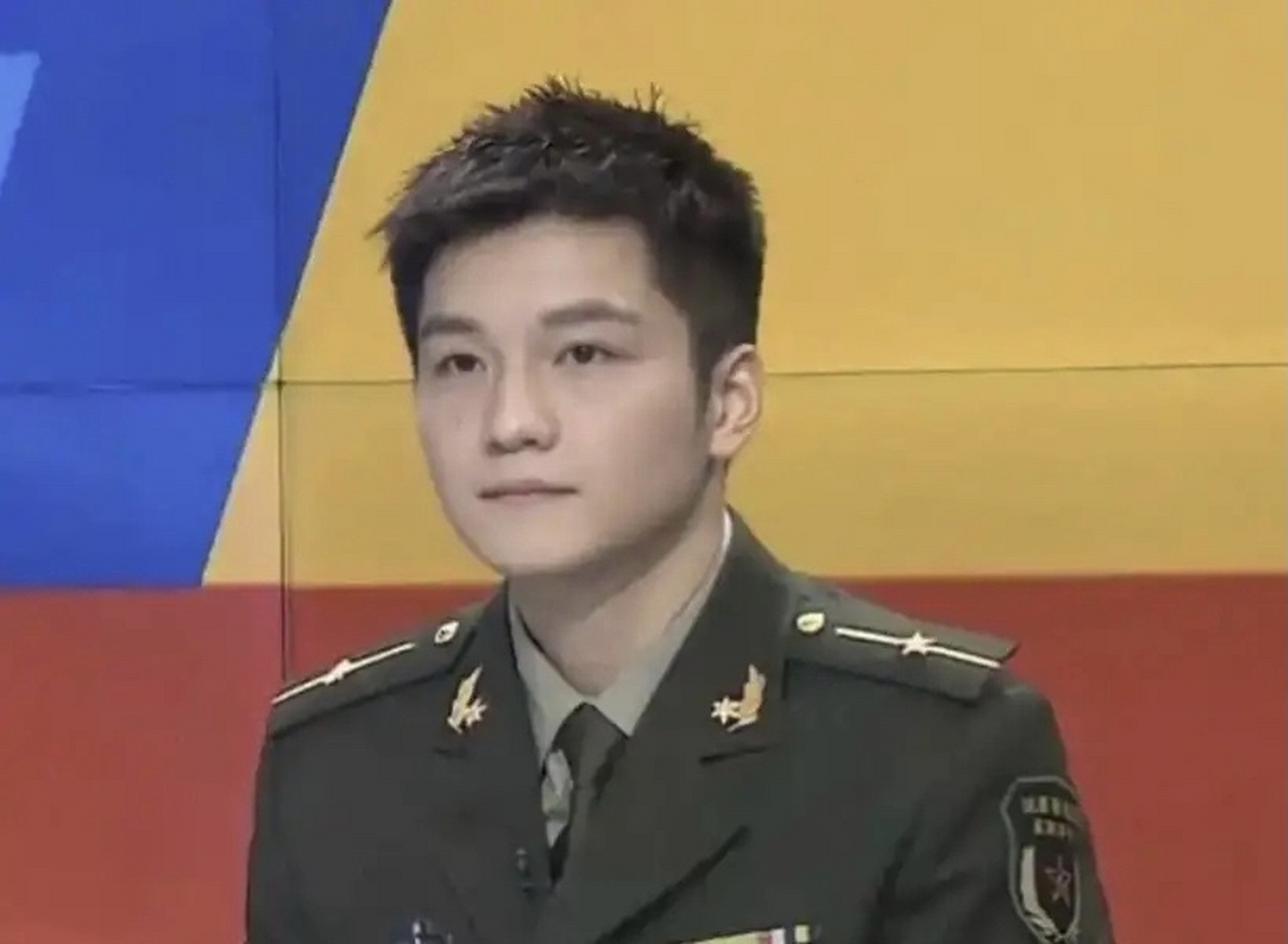 樊振东是少尉啊,穿军装好帅! 你知道樊振东是军人嘛? #樊振东