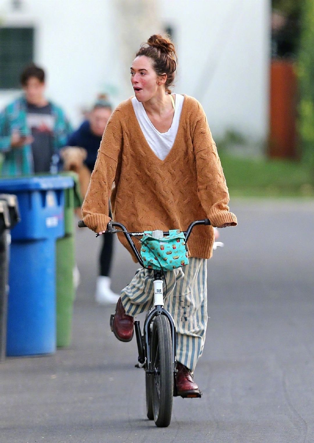 琳娜·海蒂(lenaheadey)身穿宽大毛衫在洛杉矶外出新街拍