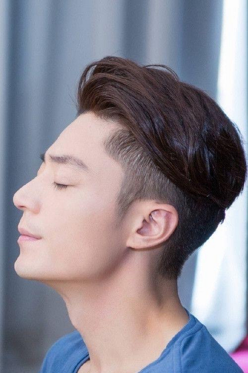 娱乐圈真的是不缺帅哥,侧脸最帅气的都有谁?