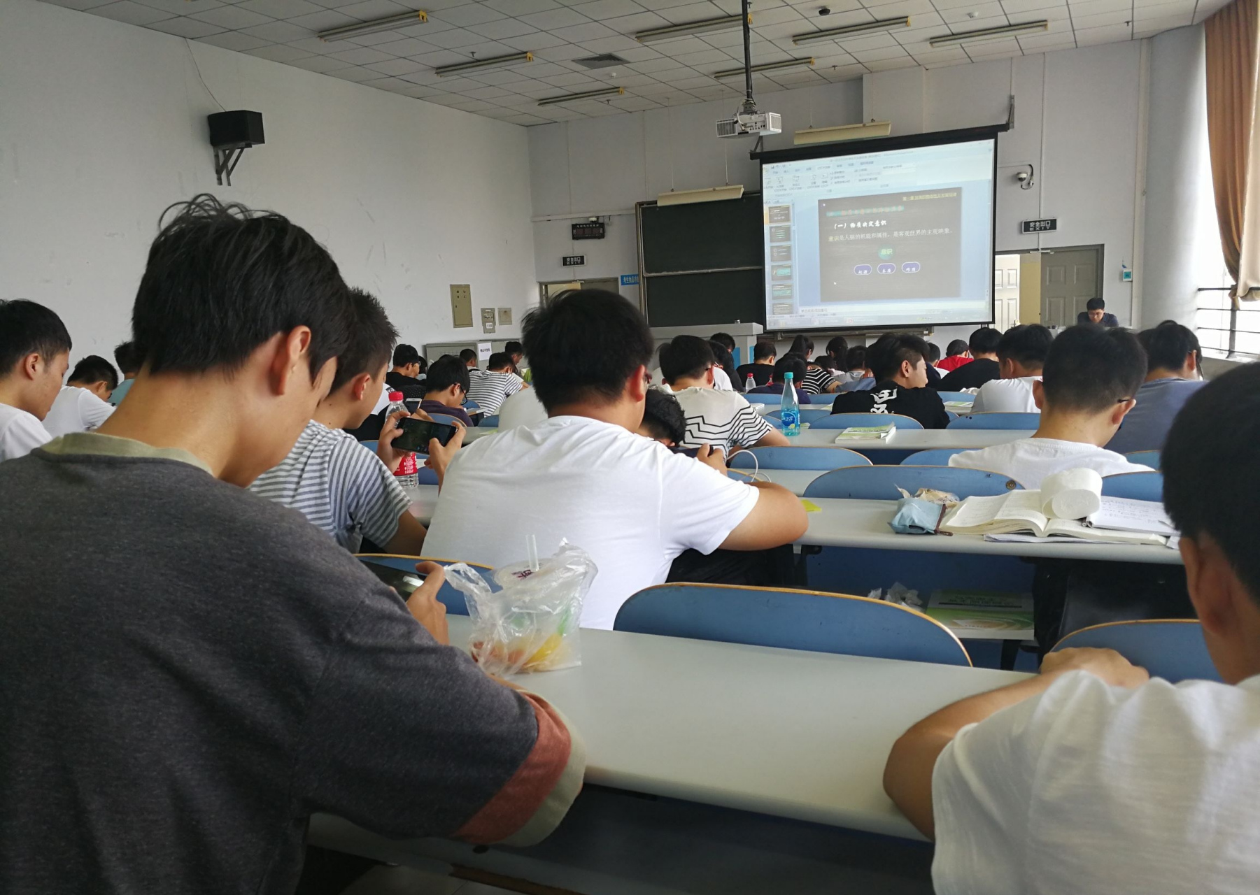 大学生这种上课状态,以后就业能不难吗?