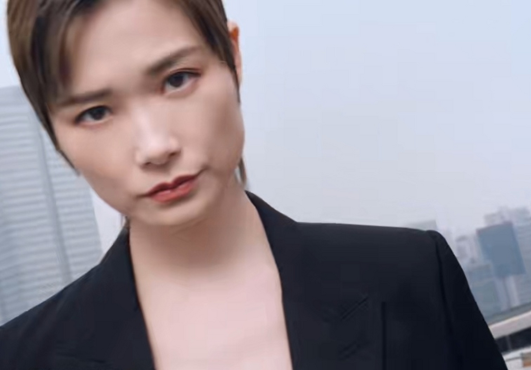 李宇春拍摄代言品牌宣传片,这么多年了她的标志性方脸丝毫没变,原生