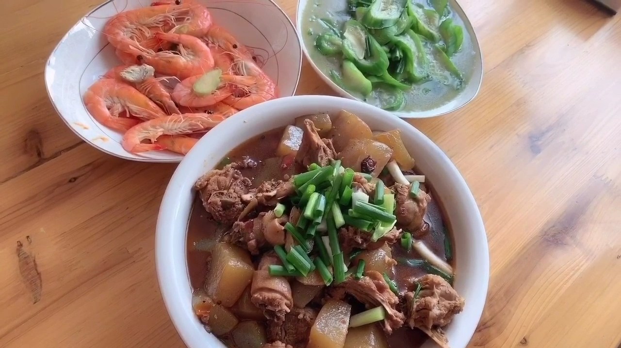 今天小孩在家休息,吃一顿好的,啤酒魔芋烧鸭