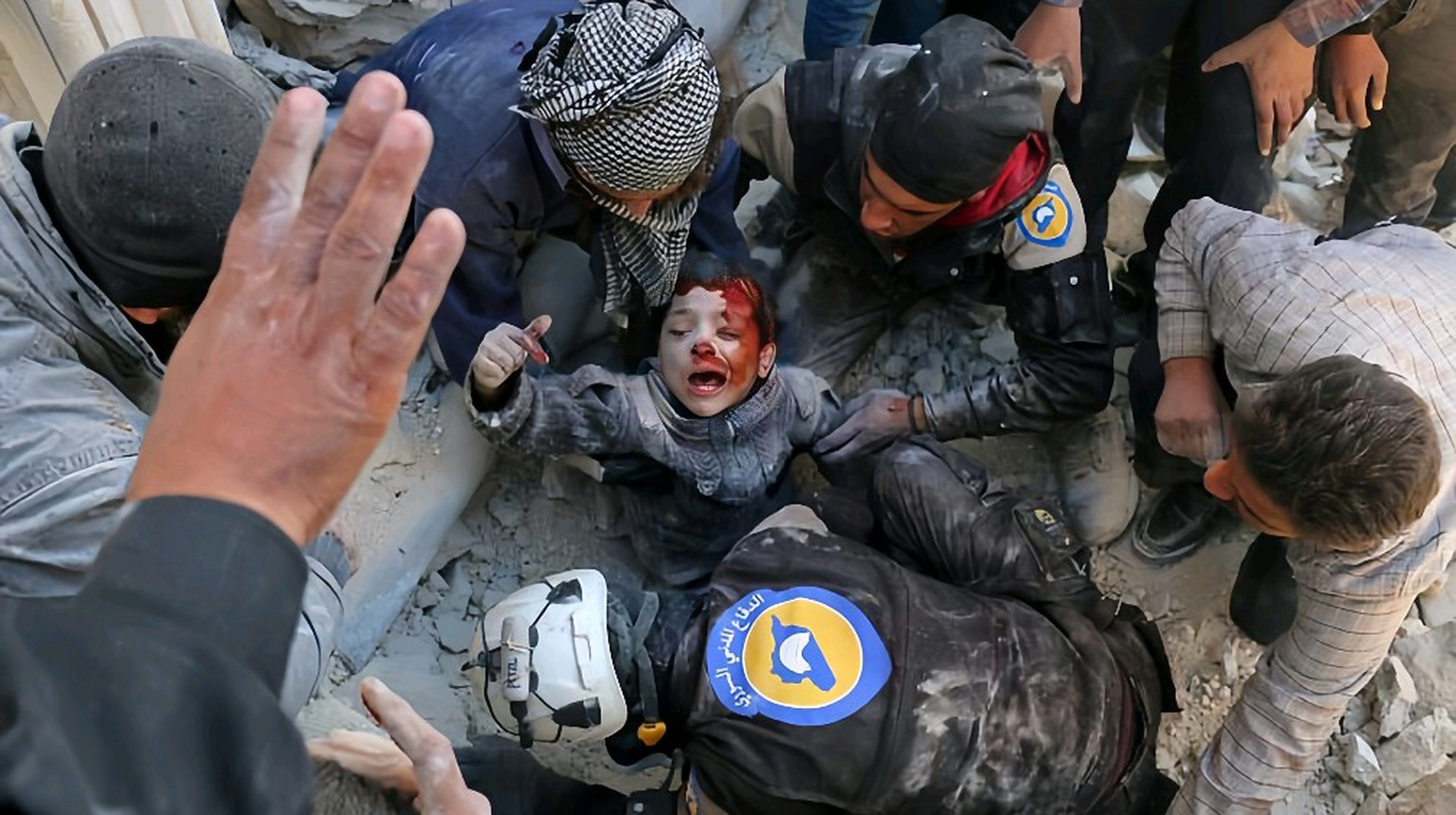 巴以冲突持续升温,废墟下的小男孩成为这场战争中最令人心碎的缩影.