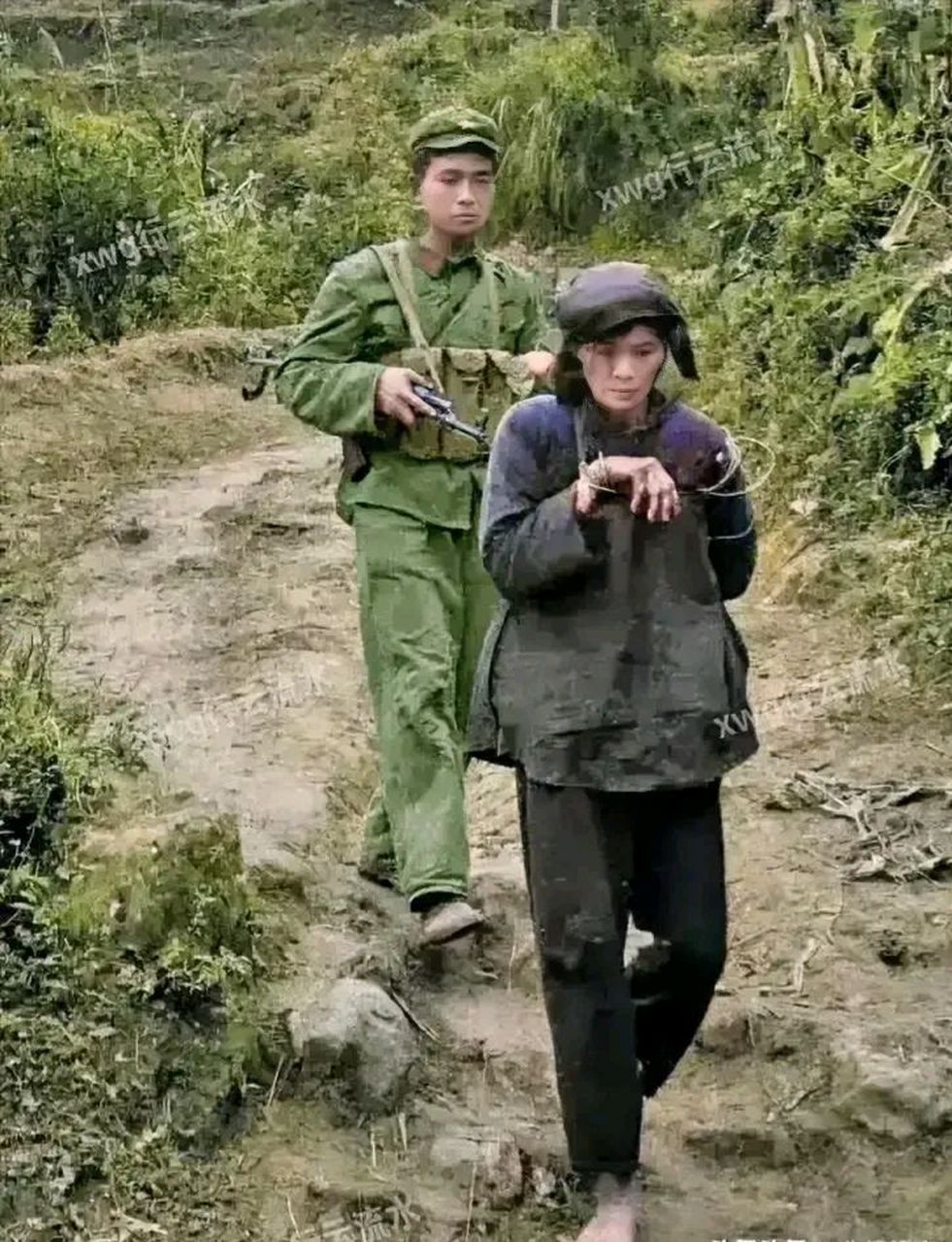 80年代,老山战役期间,一名越南女兵,被我军俘虏后,一张罕见的留影