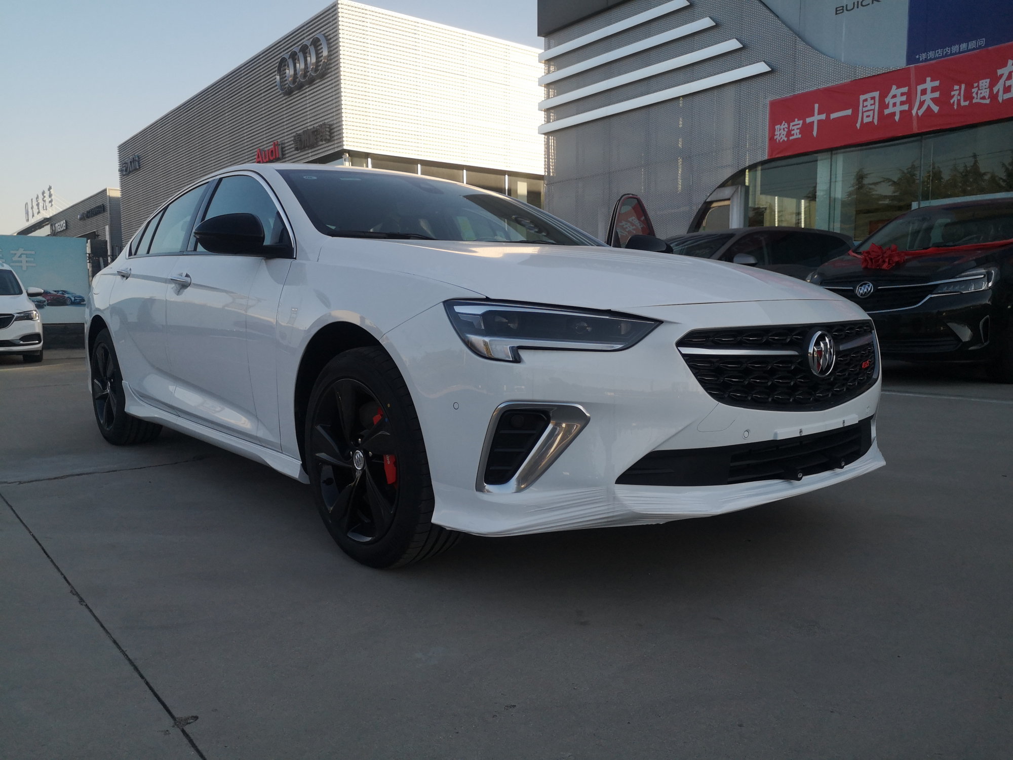 低调有内涵的白色君威gs