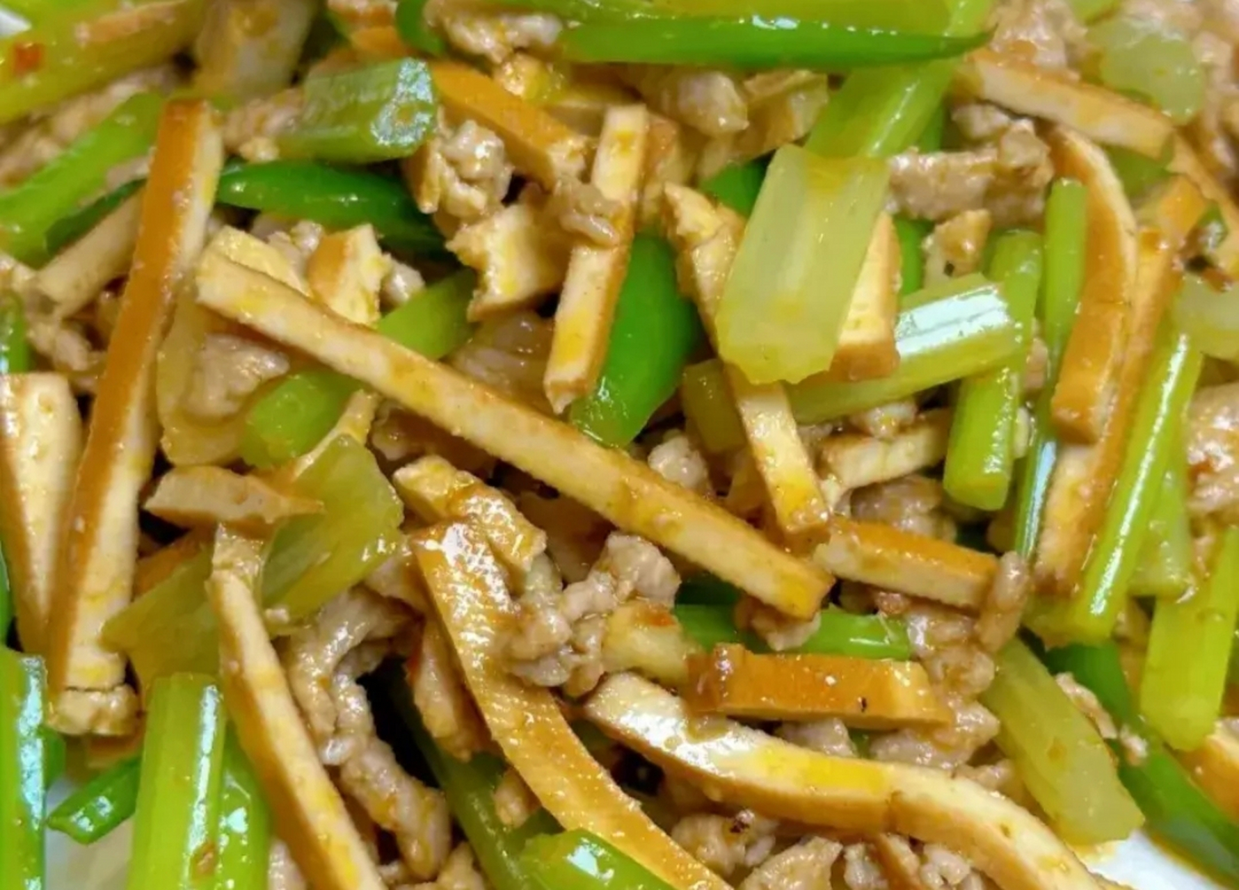 我的美食分享#  芹菜豆干炒肉丝  所需食材:芹菜,豆干,猪肉,青椒怂 