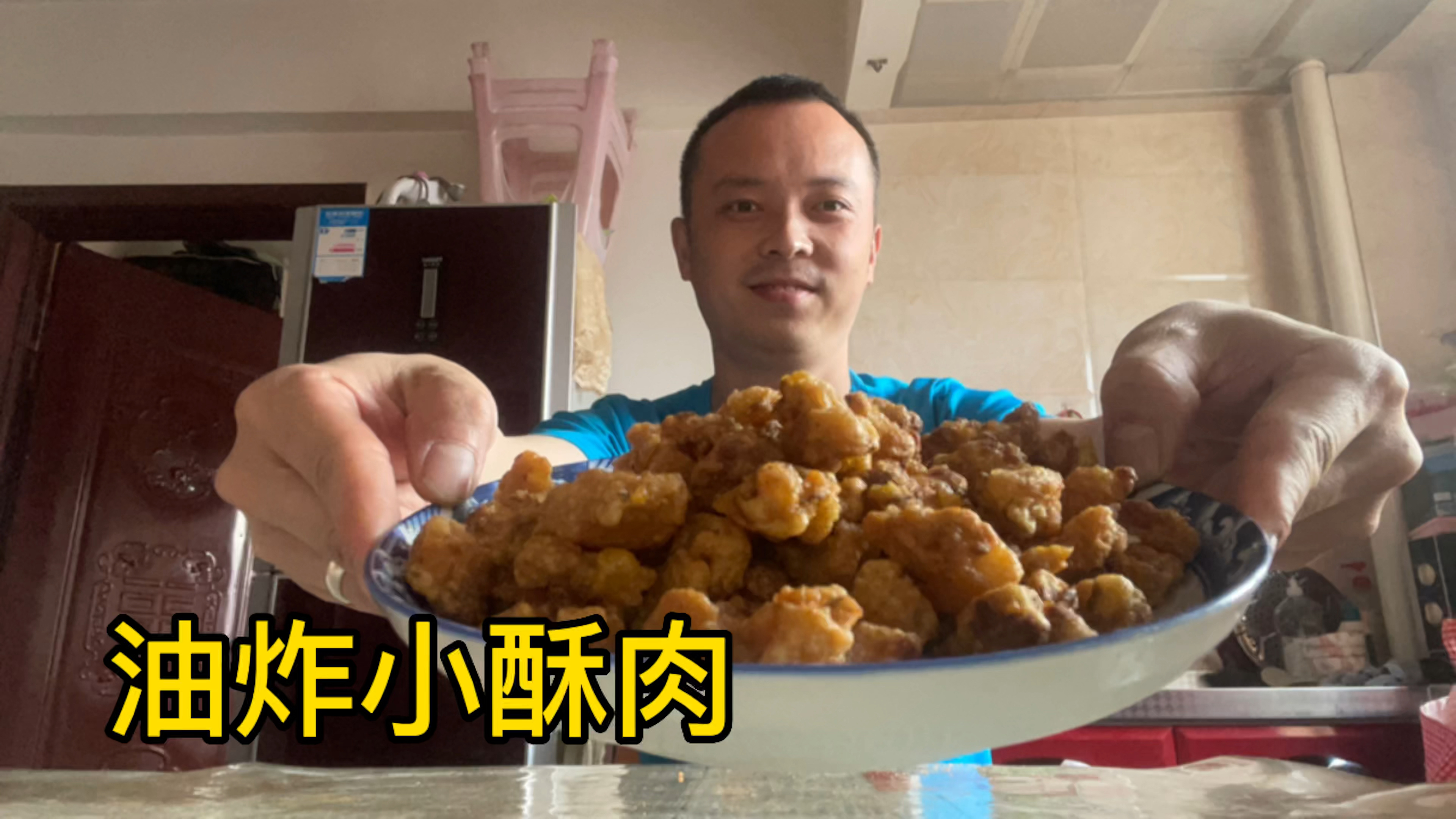 下班回家,老妈做的油炸小酥肉扒油菜,配上冰镇啤酒喝嗨了