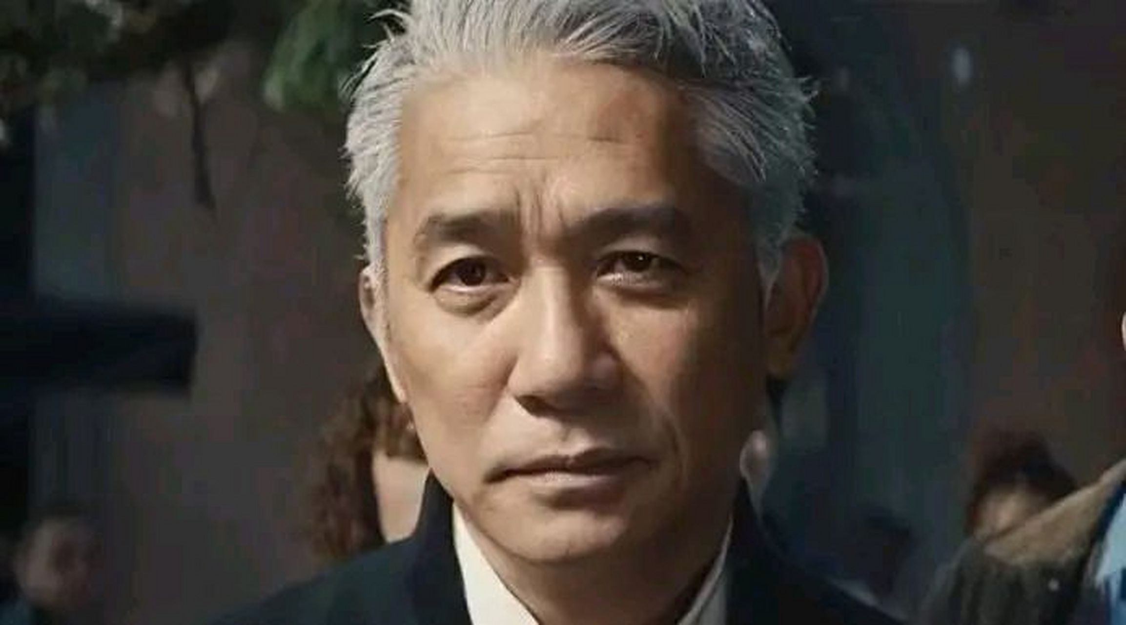 梁朝伟满头白发出演newjeans新歌mv,网友直呼:越老越帅  香港知名男星