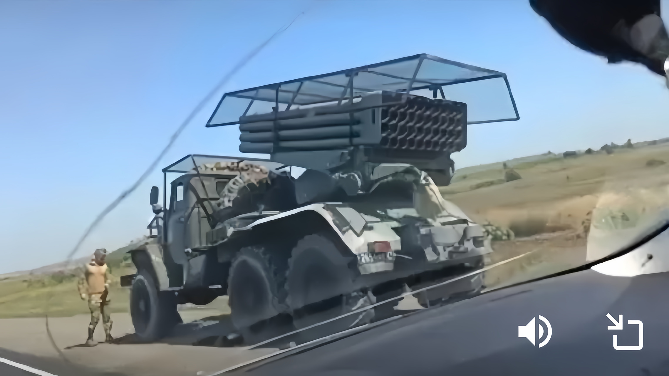 俄罗斯的冰雹火箭炮在车顶加装了防护栏,虽然在一定程度上能够防止从