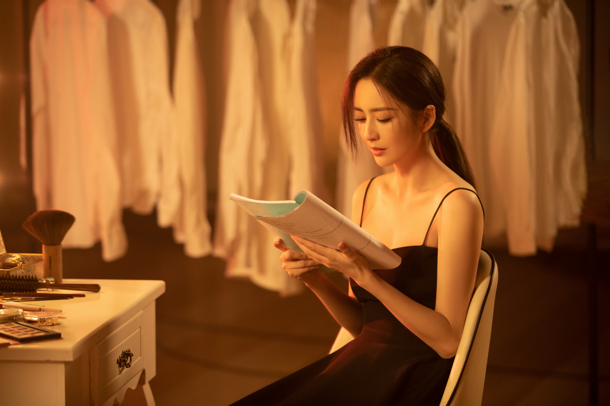 佟丽娅写真,一袭黑色吊带裙,精致优雅,妩媚动人