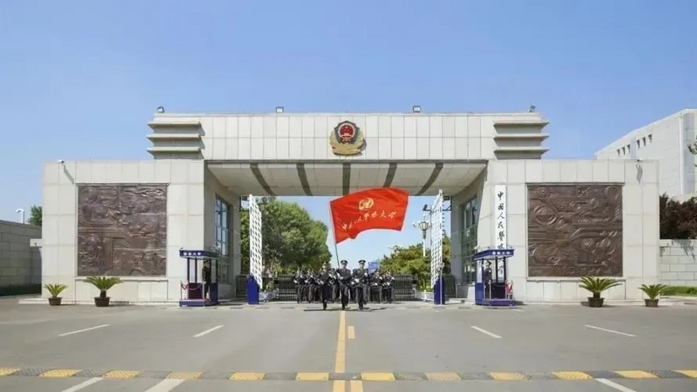 侄子今年中国人民警察大学研究生毕业,参加公安联考已通过,有两个选择