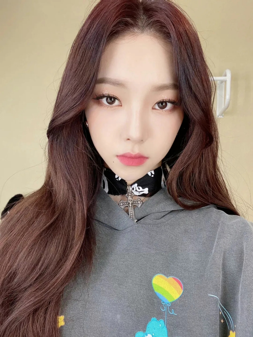 柳智敏,2000年4月11日出生于韩国京畿道城南市盆塘区,韩国女歌手,韩国