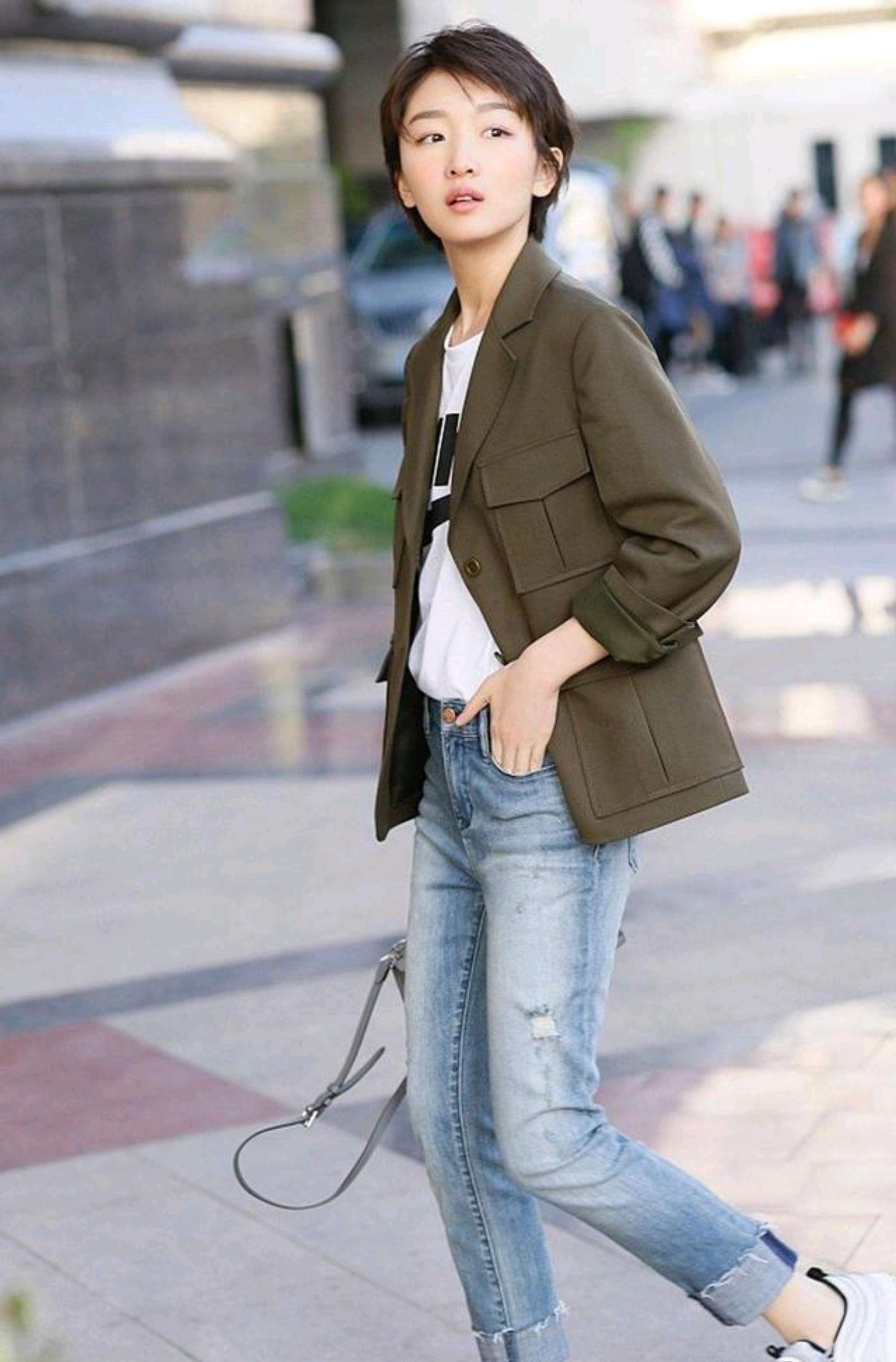 周冬雨真敢穿!深v礼服大秀"排骨身材",时尚感拉满