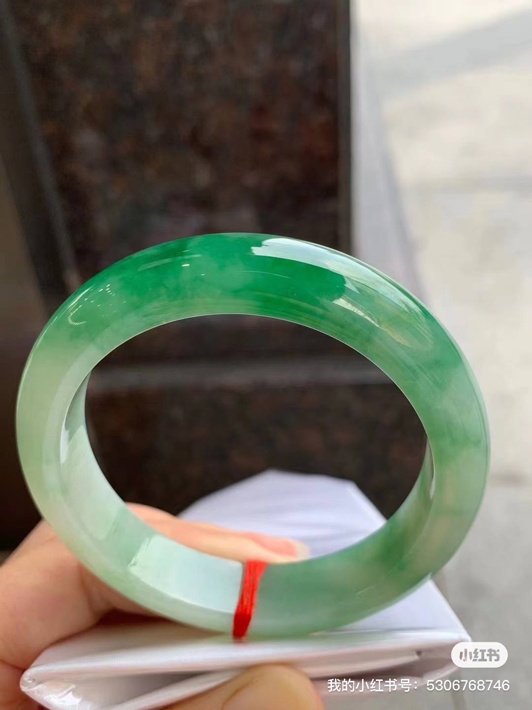 瓜皮绿手镯,种老颜色艳,完美无裂纹,上手效果美美哒!尺寸;55*12.6*8