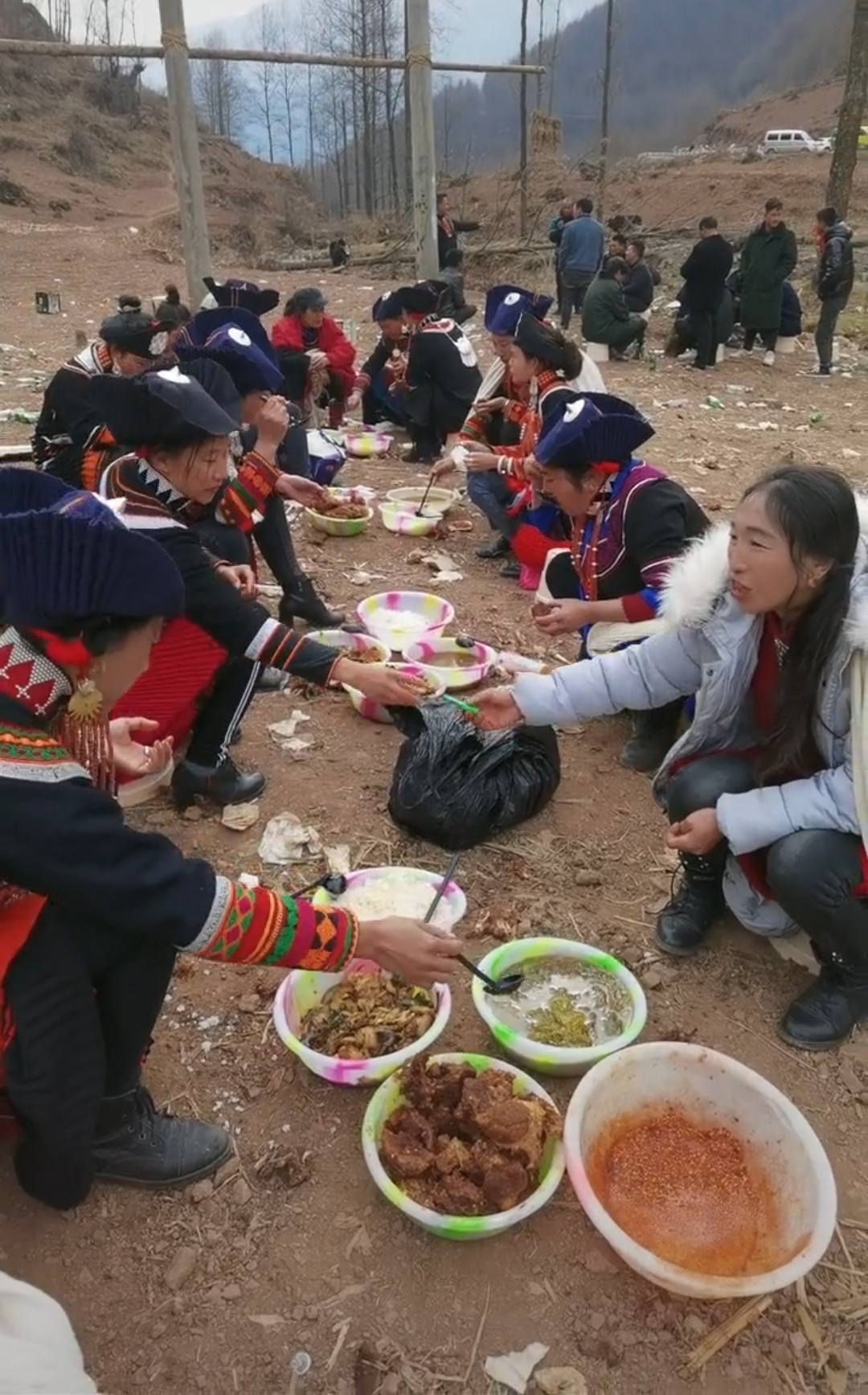 彝族人为什么在地上吃饭?