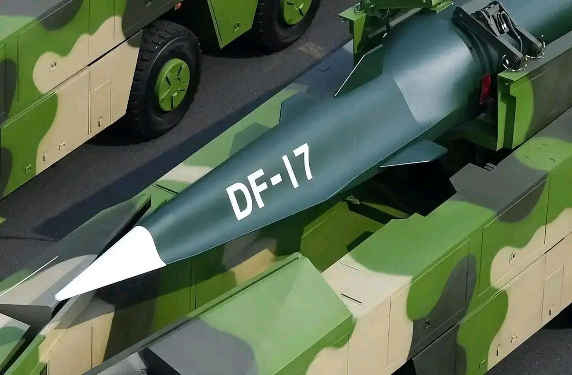 声称中国的东风17弹道导弹具有征服世界的能力,可以轻松击败美国的