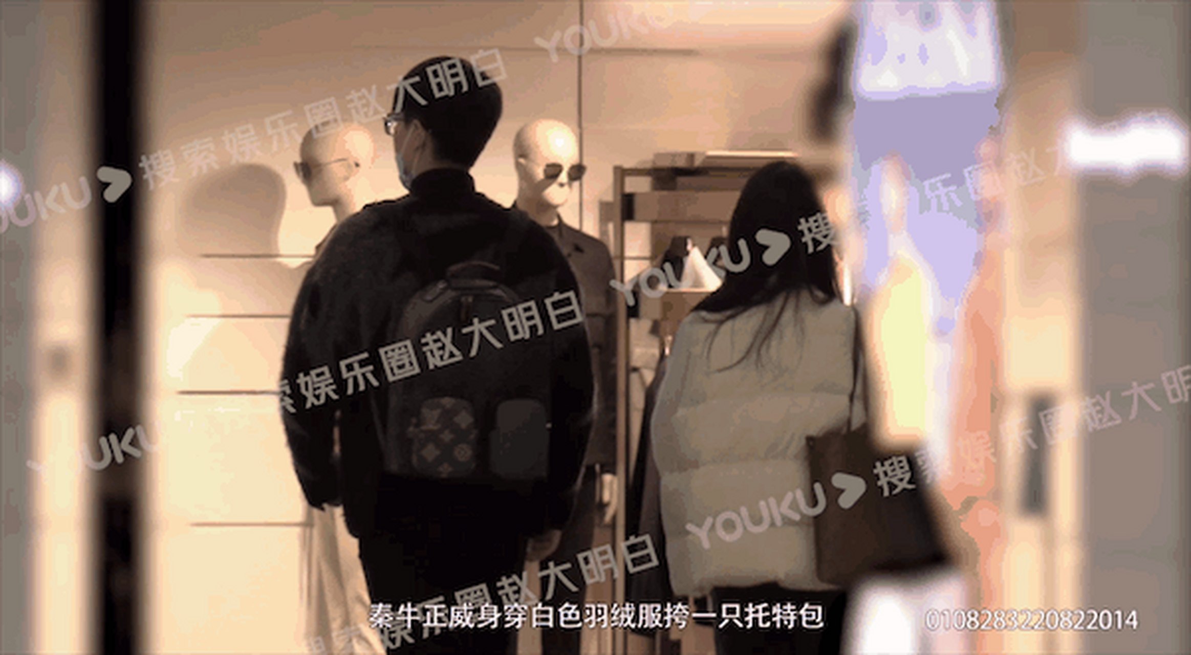 【秦牛正威与男友牵手约会】近日,有八卦媒体拍到秦牛正威和年轻男子