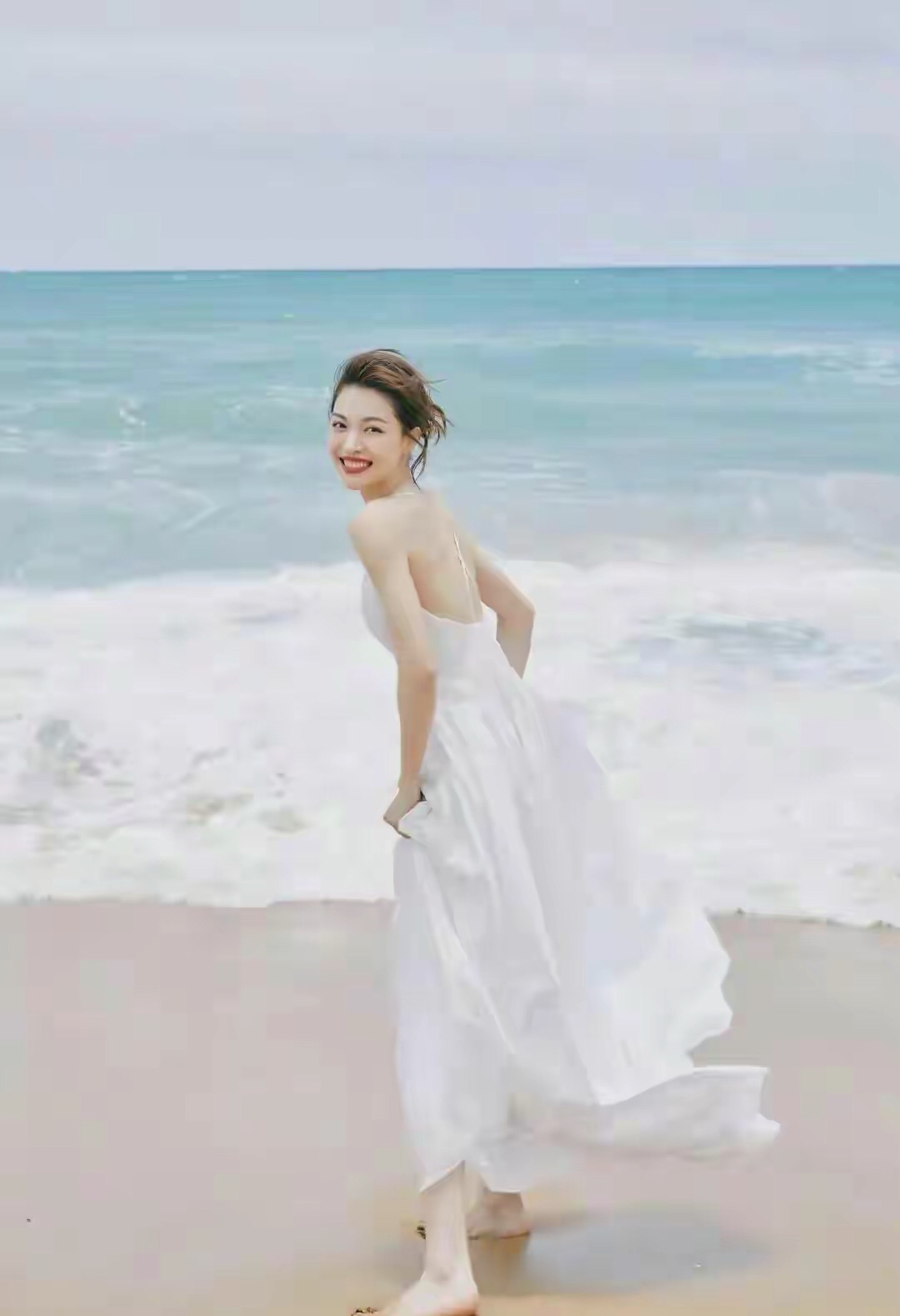 女明星海边随拍,性感妩媚,氛围感满满