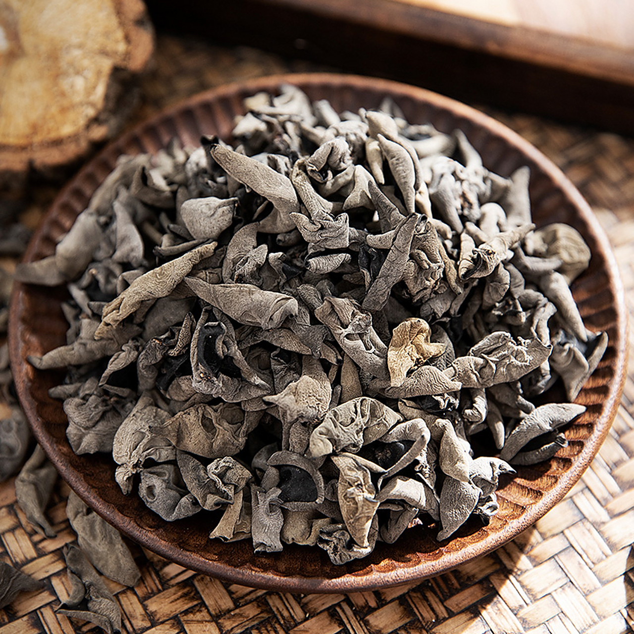 四川省特产 - 青川黑木耳  青川县气候温和湿润,适宜多种食用菌生长