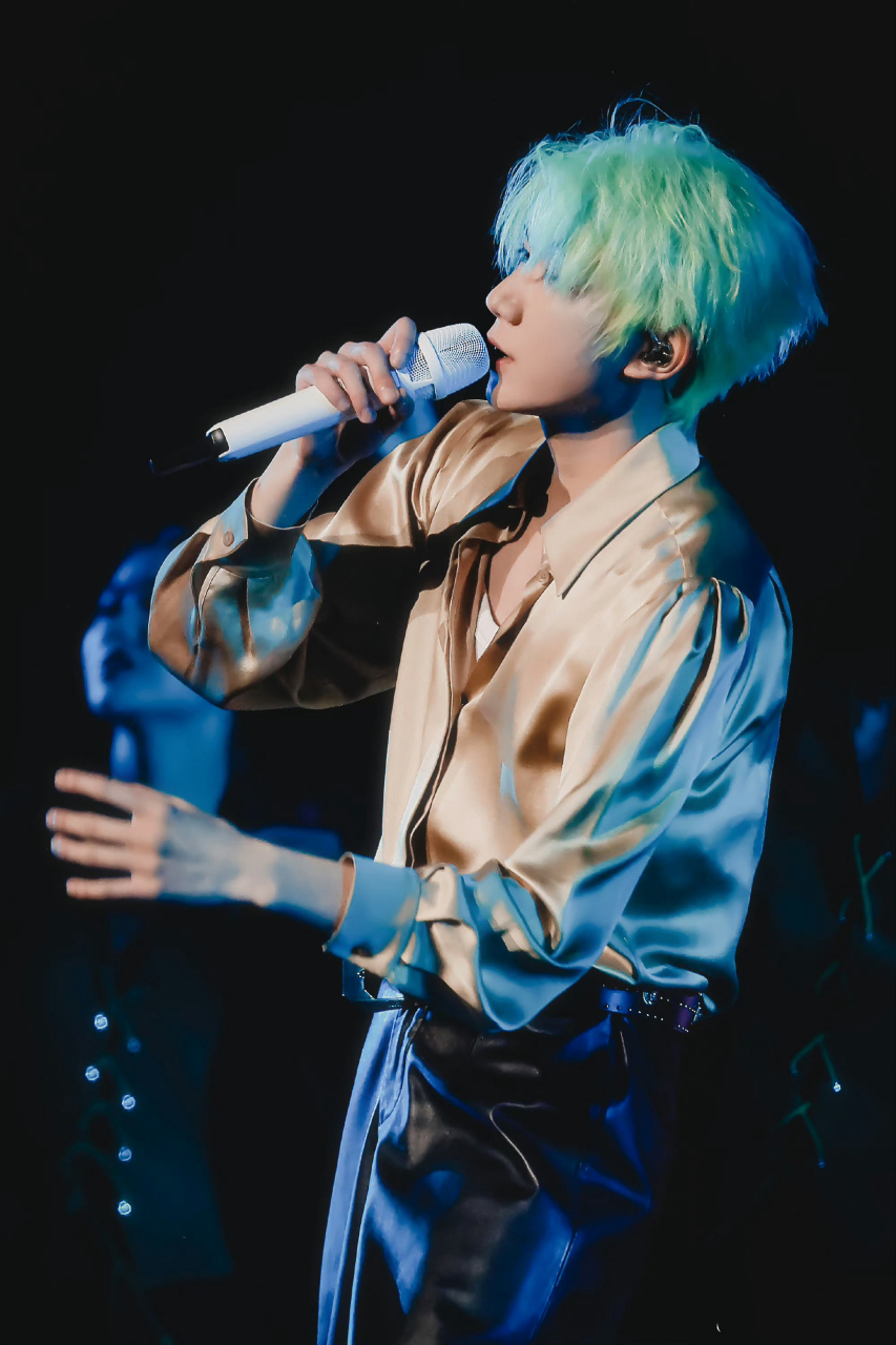 王源演唱会无水印高清图,染了绿发,造型帅气,高贵,宛若童话里的王子.