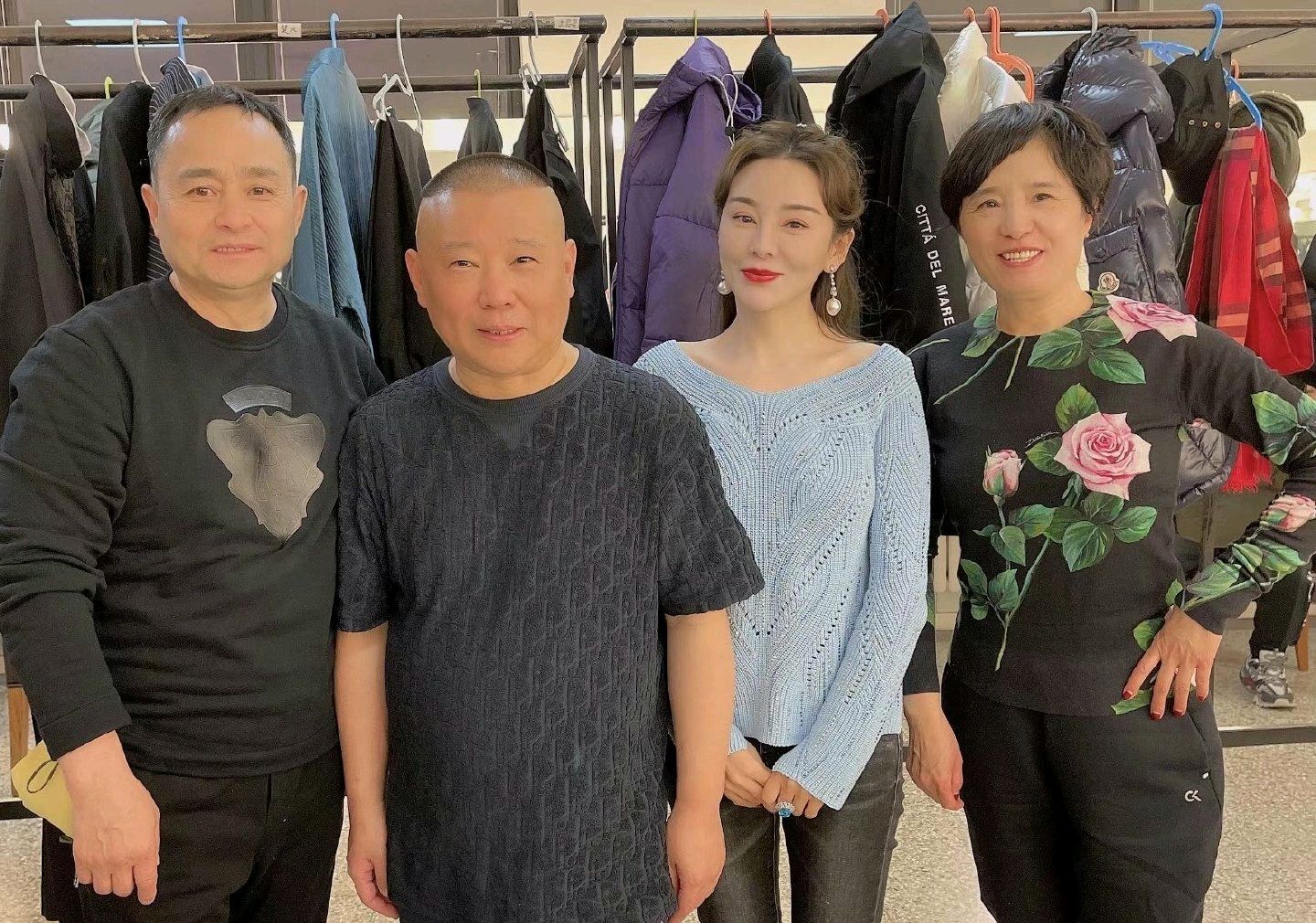 杨幂为父买票观看郭德纲演出,62岁比于谦显年轻,杨母穿着朴素