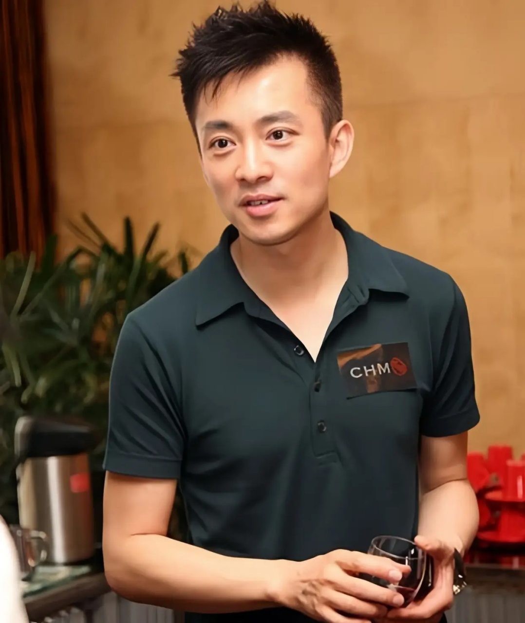 何赛飞在拿到金鸡奖后,特别感谢了亚宁,这位《同一首歌》主持人.