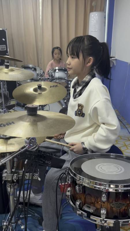 小鼓手妞妞架子鼓演奏歌曲无言的结局